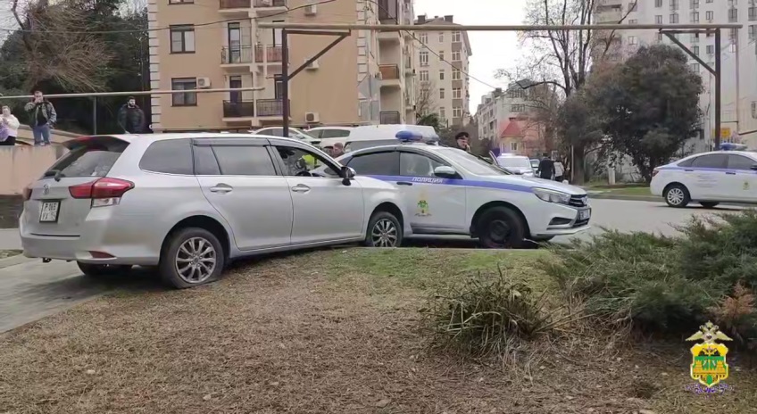 Пришлось стрелять по колесам: дебошира «с пистолетом» задержали после погони в Сочи