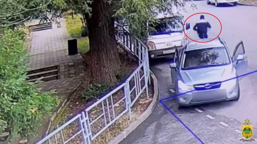 Схватил — и наутек: в Сочи пассажир взял барсетку водителя и пустился в бега