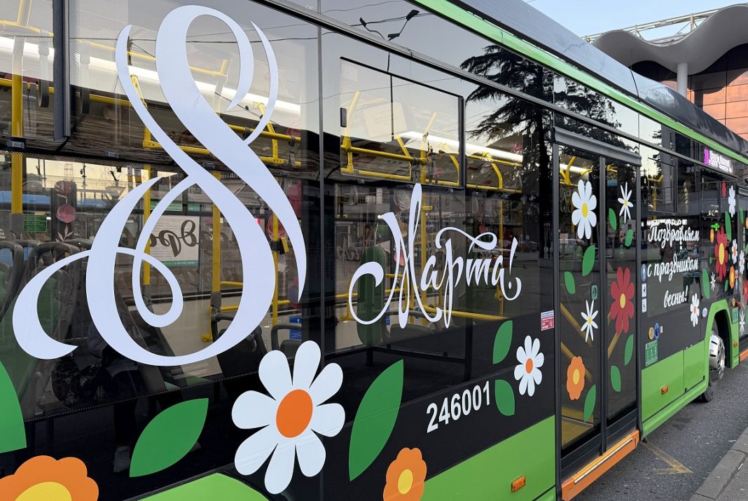 С музыкой и цветами: на улицы Сочи вышел праздничный электробус в честь 8 Марта