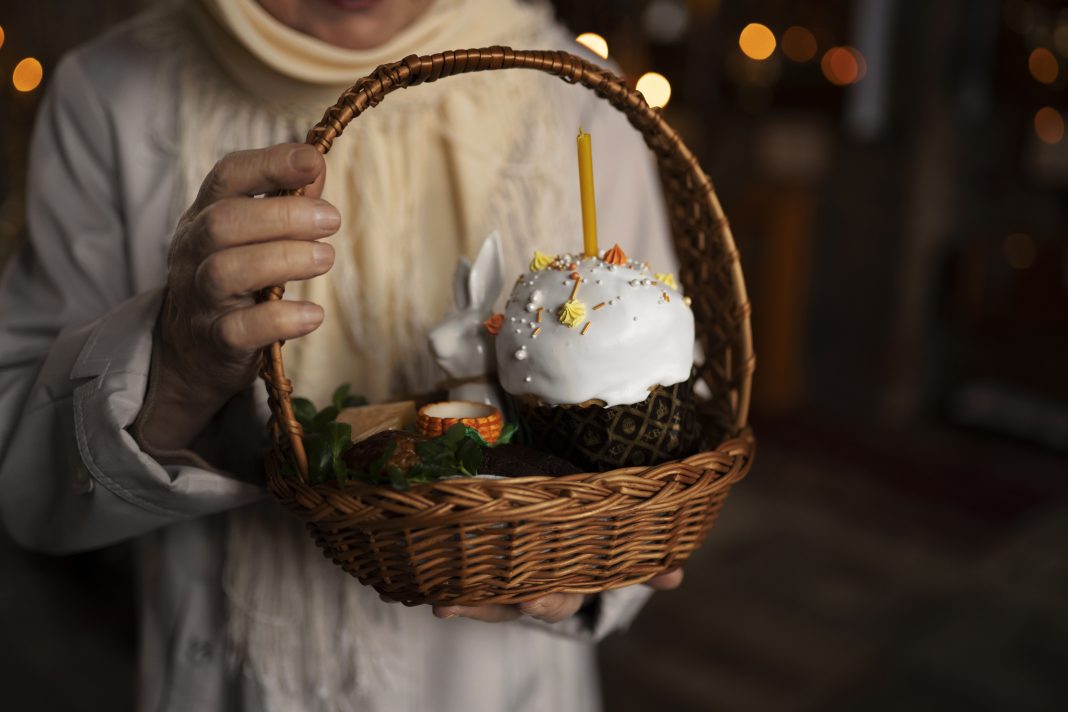 Не на помойку, а в землю: священник объяснил, куда деть остатки освященной пасхальной еды