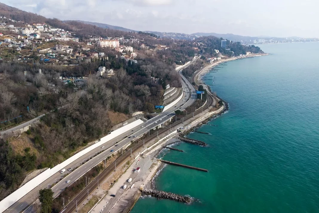 Федеральные дорожники готовят трассы Сочи к началу курортного сезона
