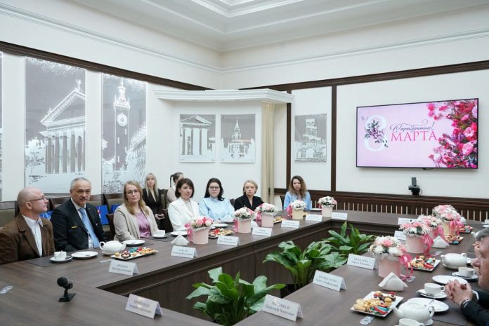 В преддверии 8 Марта Андрей Прошунин почтил подвиг жен и матерей сочинских бойцов СВО