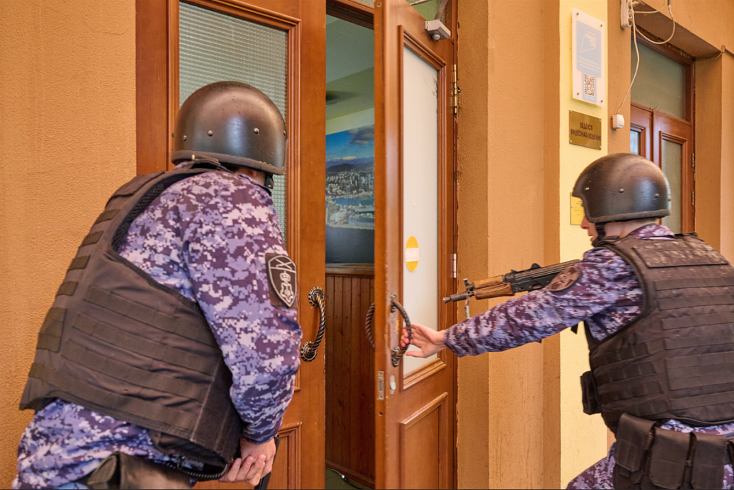 Более 200 сочинских школ и детсадов приняли участие в учениях по борьбе с БПЛА Более 200 сочинских школ и детсадов приняли участие в учениях по борьбе с БПЛА