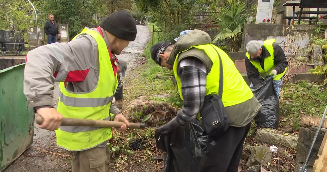 В Сочи убирают 115 кладбищ в преддверии Светлой Пасхи: вывозят до 150 кубов отходов