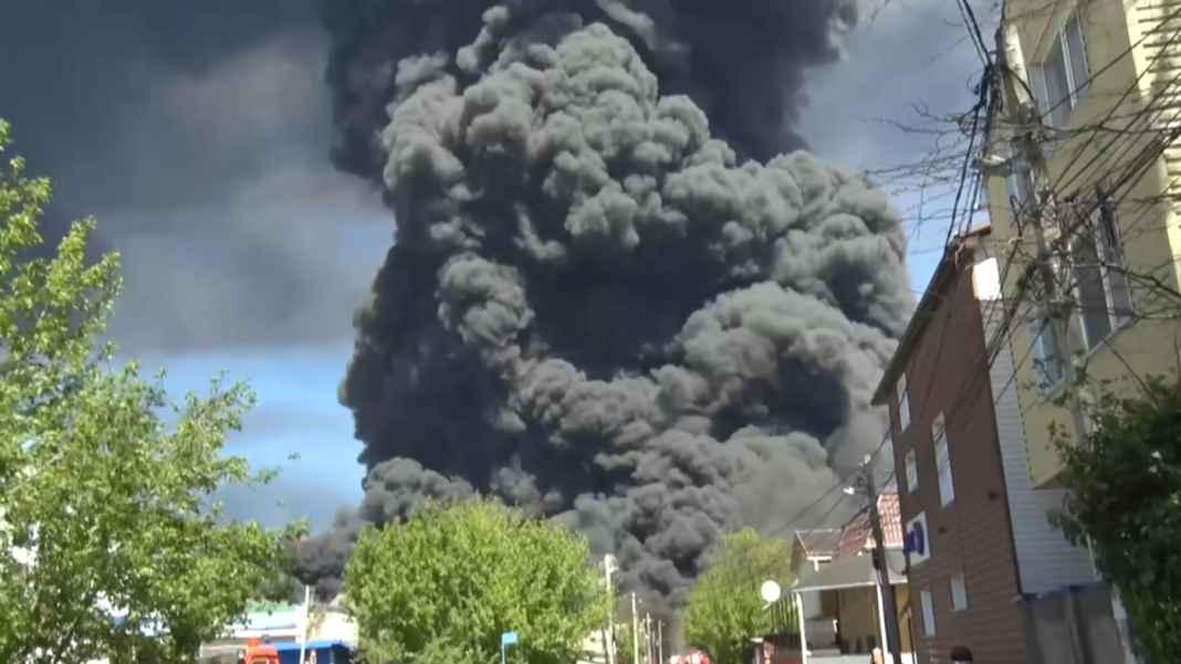 Последствия атаки БПЛА в Туапсе: пожар взяли под контролем, эвакуировали жителей и закрыли школы Последствия атаки БПЛА в Туапсе: пожар взяли под контролем, эвакуировали жителей и закрыли школы