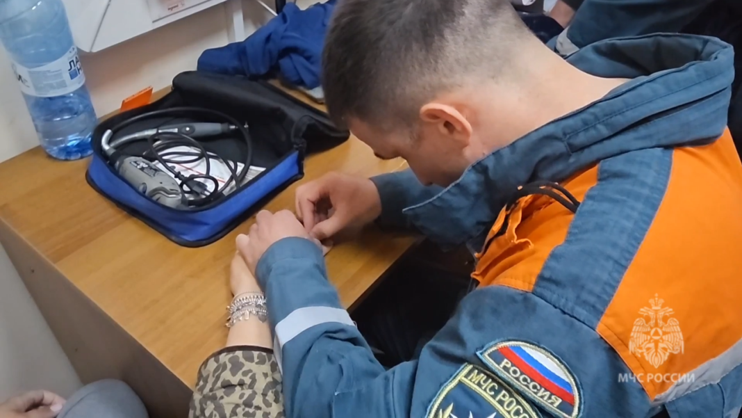 В Сочи сотрудники МЧС спасли обручальное кольцо и палец девушки без хирургического вмешательства В Сочи сотрудники МЧС спасли обручальное кольцо и палец девушки без хирургического вмешательства