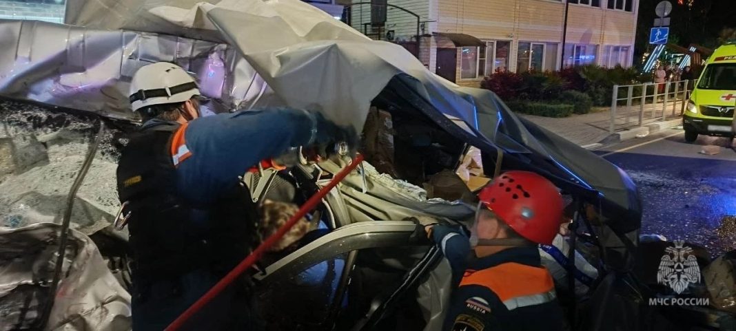 Ночное ДТП на трассе Джубга — Сочи: столкнулись Scania и «ГАЗель», есть погибший