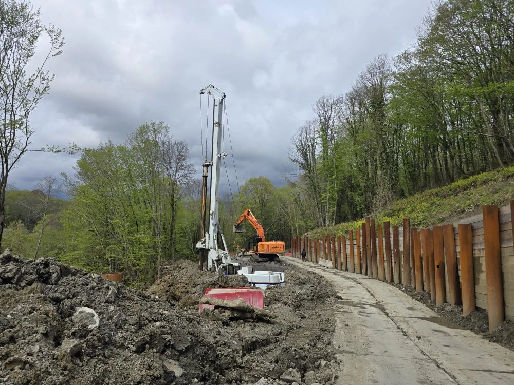 Названа дата завершения ремонта поврежденной оползнем дороги в сочинском Веселом