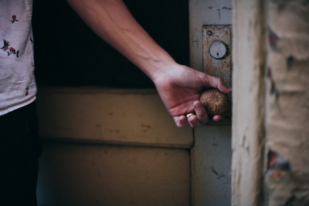 Ресторан закрыт, шлагбаум сломан: пьяного дебошира задержали Росгвардейцы в Красной Поляне