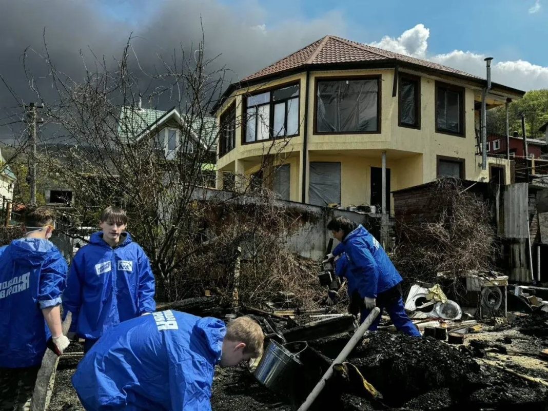 Спасатели из Сочи и Адлера помогают туапсинцам после удара беспилотника