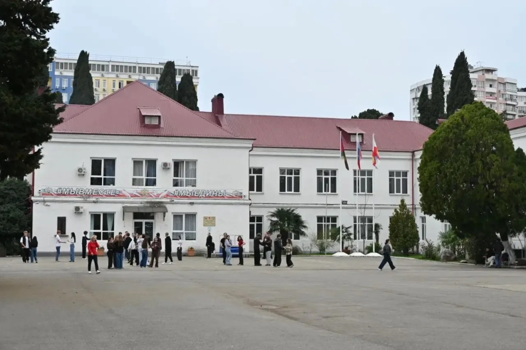 Без отписок: мэр Сочи взял на контроль жильё для инвалида и капремонт школы №49