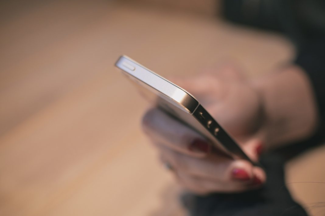 Заказ и «довесок»: в Сочи пенсионерка вместе с посылкой забрала чужой гаджет за 19 тысяч — видео