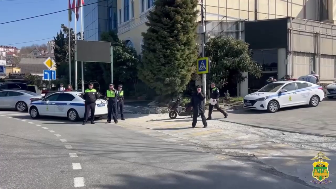 Сочинский мопедист отказался от медосмотра, а его пассажир рассыпал каннабис Сочинский мопедист отказался от медосмотра, а его пассажир рассыпал каннабис