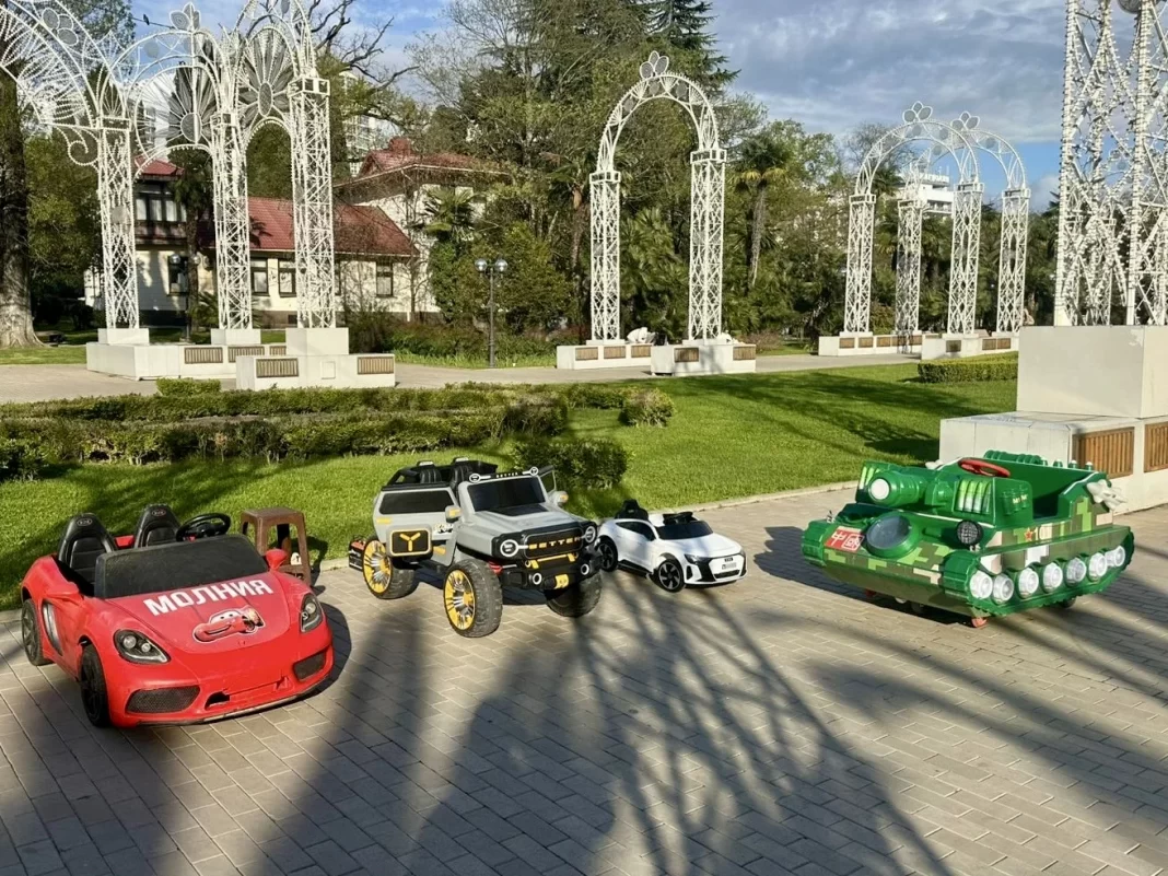 Танк и внедорожник изъяты: в центре Сочи закрыли нелегальный детский «таксопарк»