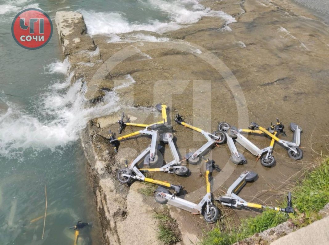 Полиция Сочи ищет вандала, утопившего в реке более 10 арендных самокатов — видео