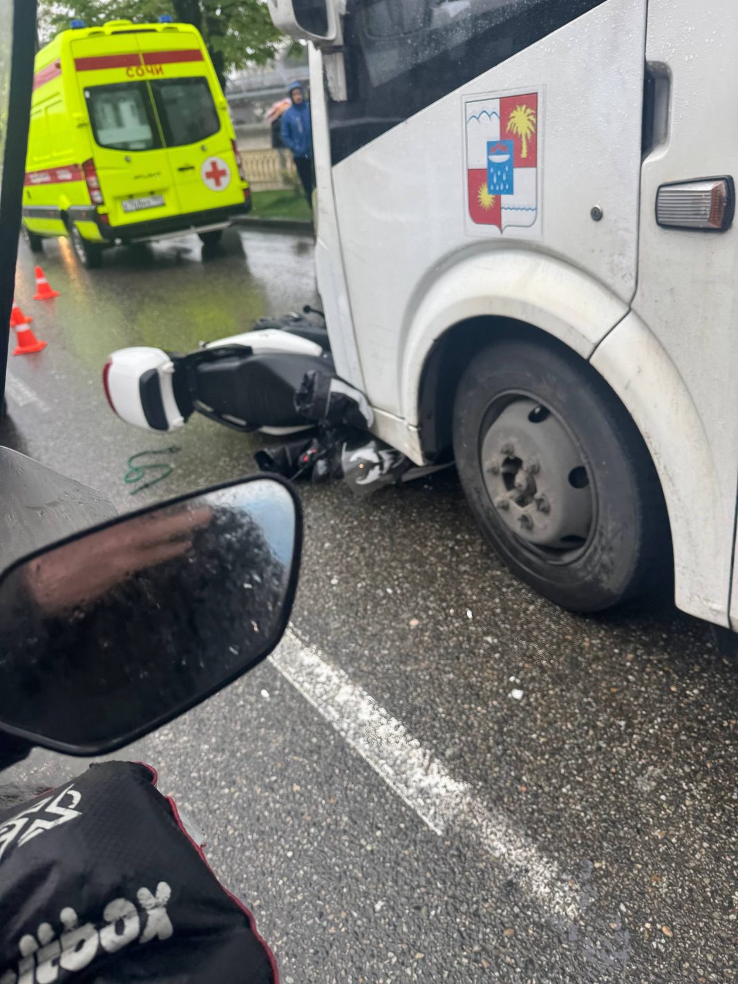 Маршрутка сбила мопедиста в центре Сочи: прибывшие врачи настояли на осмотре
