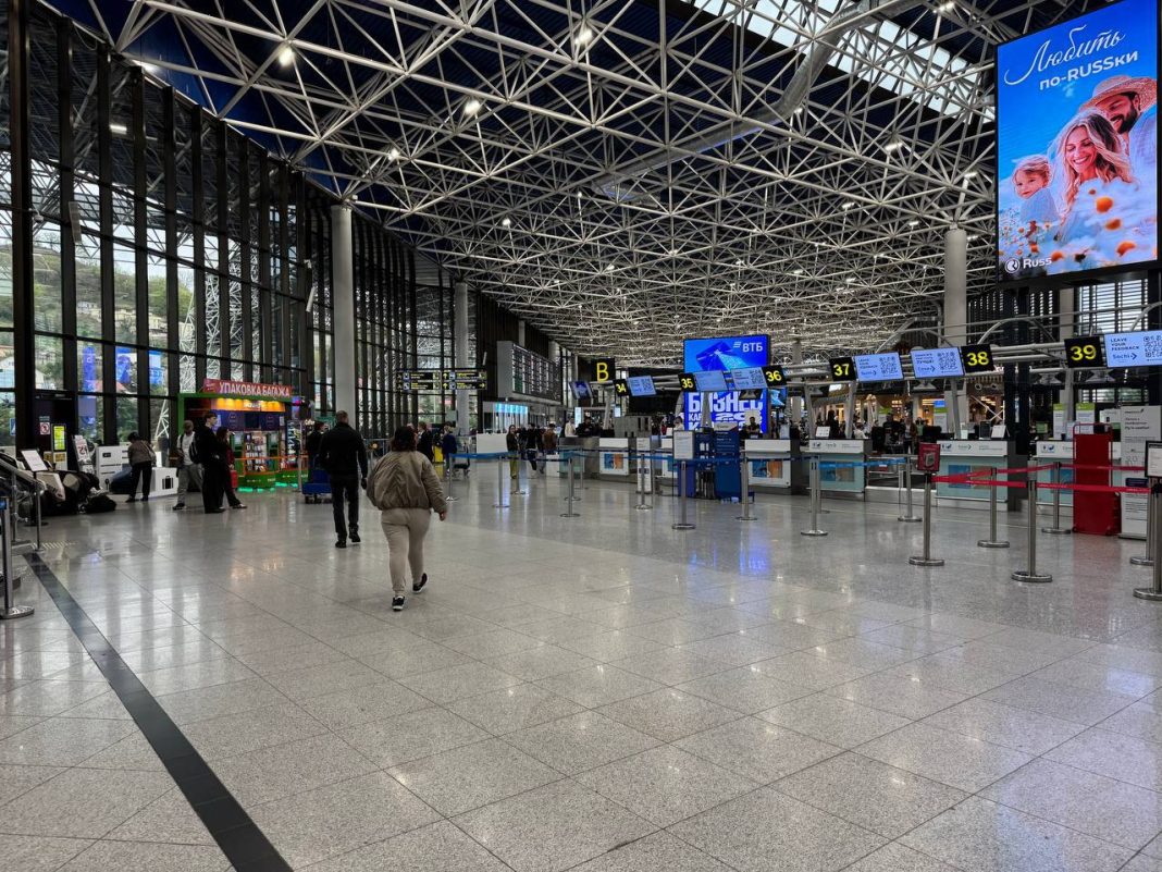 Аэропорт Сочи работает в особом режиме: ограничения на приём и отправку рейсов пока не сняты