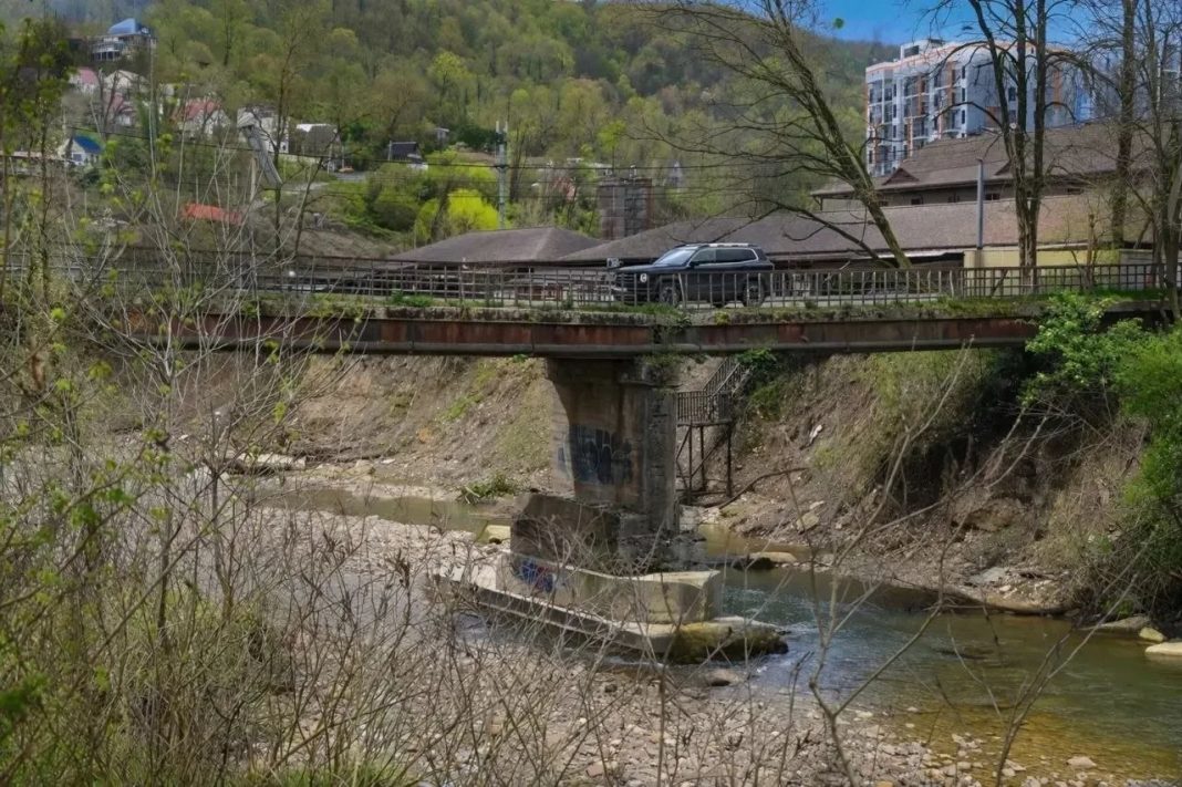 220 оползневых участков: в Сочи взяли под особый контроль ремонт дорог и моста в селе Верхнениколаевское