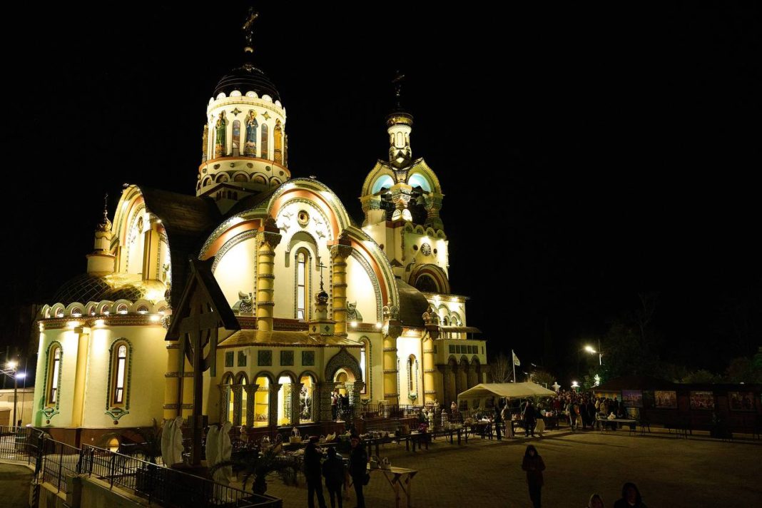 В Сочи торжественно встретили Пасху Благодатным огнем из Иерусалима