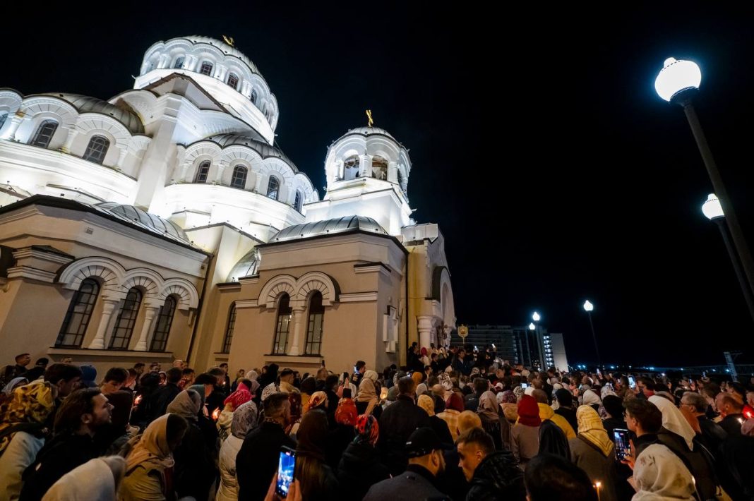 В Сириусе встретили Пасху: богослужение, крестный ход и освящение куличей