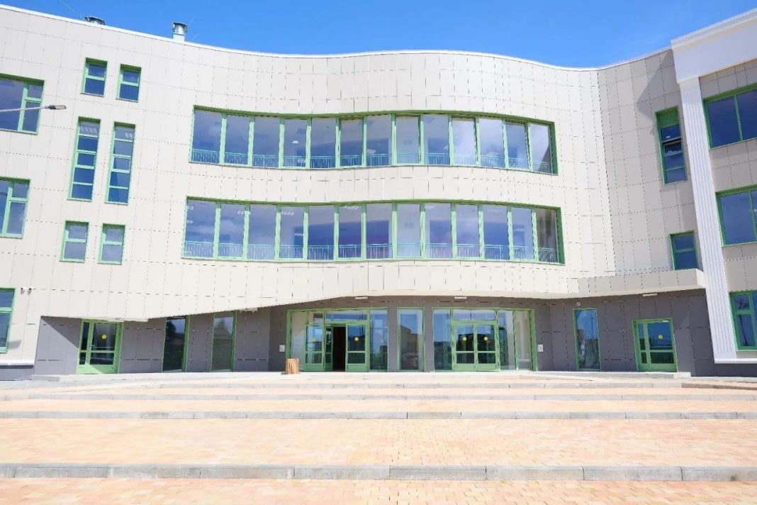 В Сочи на улице Лизы Чайкиной готовятся к открытию школы на 400 мест в апреле