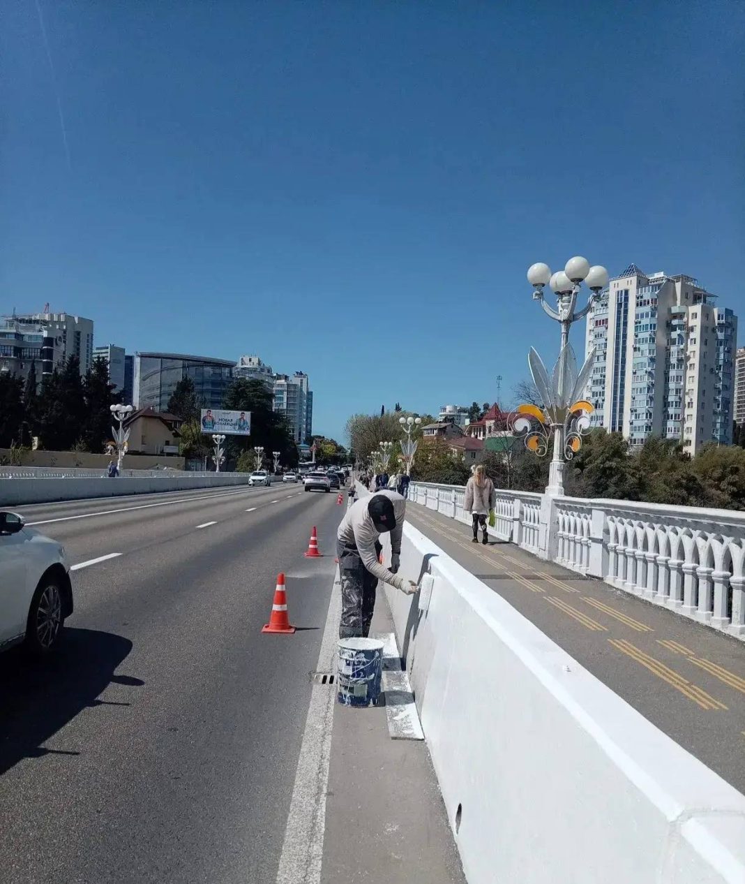 От уборки до покраски виадука: на трассе «Сочи–Хоста» продолжаются плановые работы по благоустройству