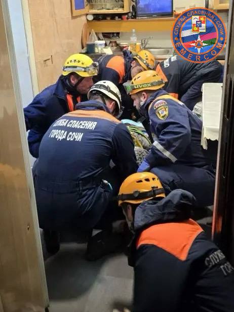 В Сочи спасатели применили альпинистское снаряжение для эвакуации пациентки весом под 200 кг