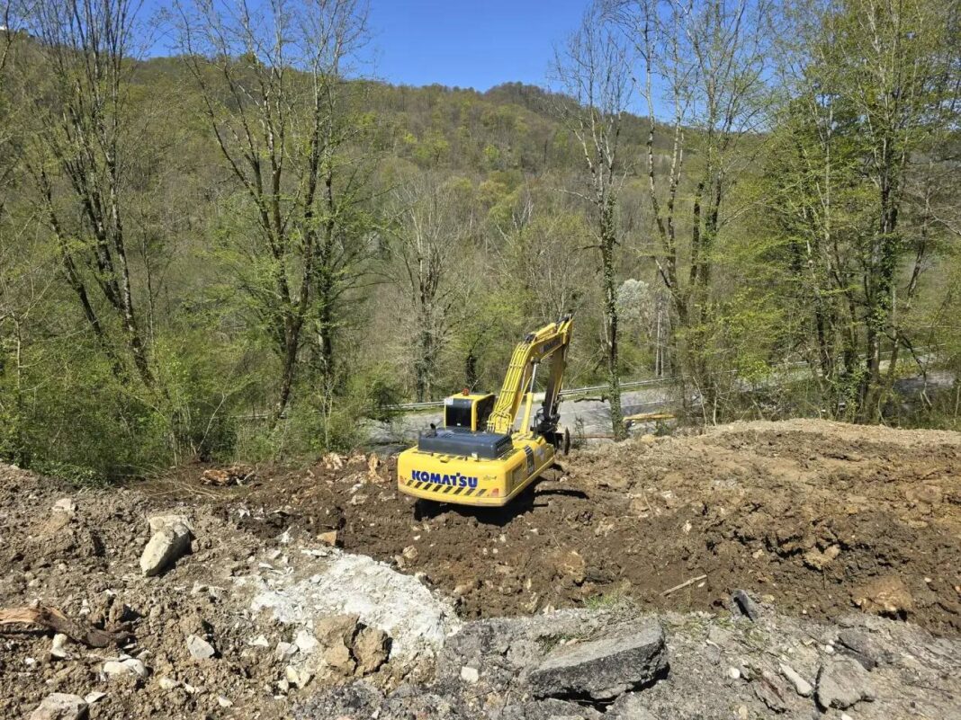 Оползень в Лазаревском районе Сочи: дорогу укрепят почти за 85 миллионов Оползень в Лазаревском районе Сочи: дорогу укрепят почти за 85 миллионов