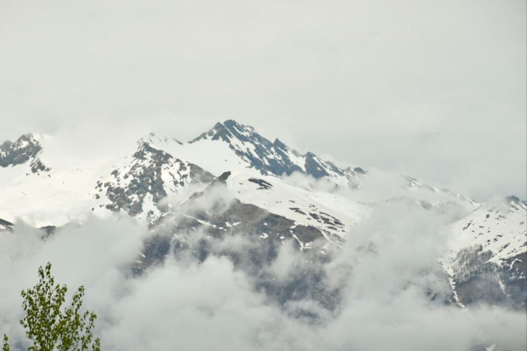 Снегопады в горах Сочи усиливаются: непогода задержится до утра 23 апреля Снегопады в горах Сочи усиливаются: непогода задержится до утра 23 апреля