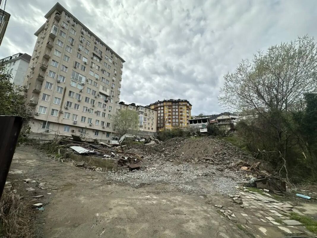 Суд не помог: мэрия Сочи сама снесла самострой и выставит счет владельцу Суд не помог: мэрия Сочи сама снесла самострой и выставит счет владельцу