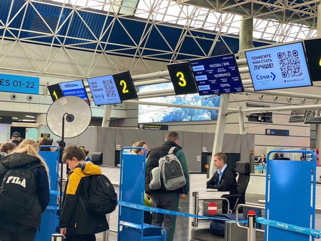 10 рейсов находятся на запасных аэродромах после ограничений на полеты в Сочи