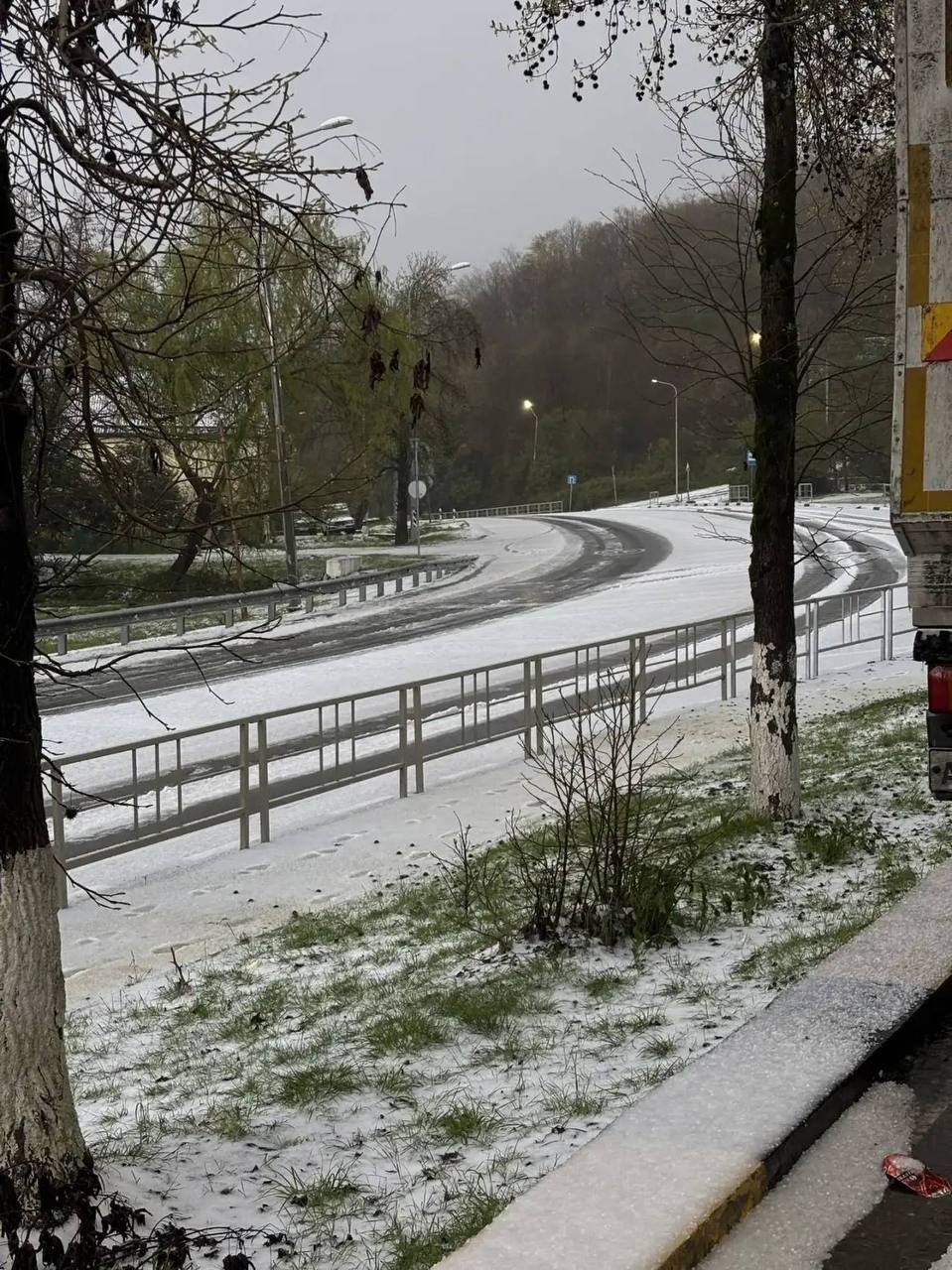 Снег в апреле: Лазаревский район Сочи встал в пробках из-за непогоды