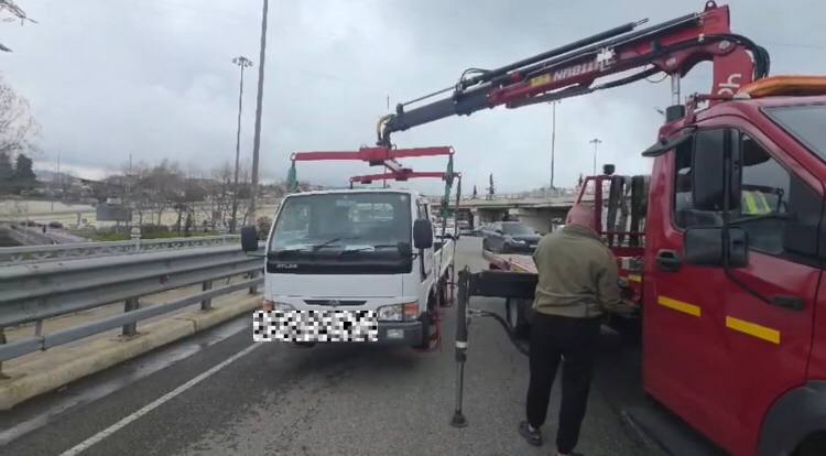 В Сочи эвакуировали автомобиль, у хозяина которого истек срок водительских прав