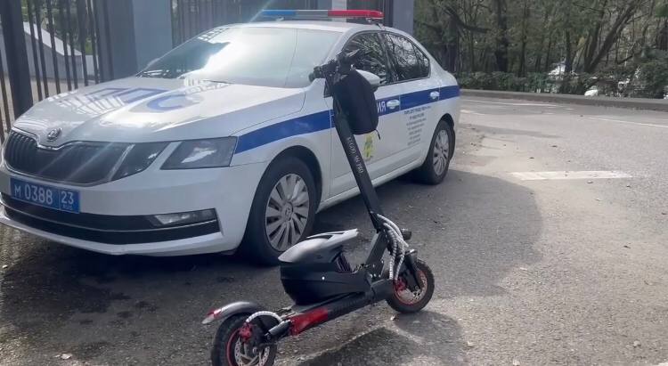 Инспекторы Сочи остановили 11-летнего нарушителя на электросамокате