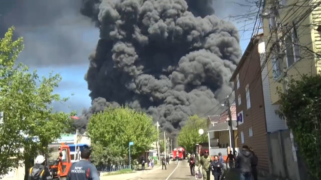 Кондратьев показал кадры из зоны пожара на НПЗ в Туапсе Кондратьев показал кадры из зоны пожара на НПЗ в Туапсе