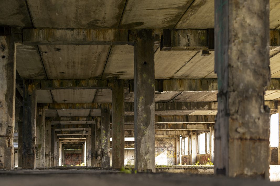 Прокуратура Сочи проводит проверку по факту падения мальчика с седьмого этажа недостроя