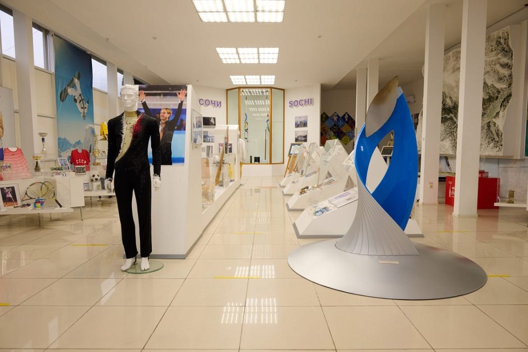 Сочинский музей показал сокровища из фондов: клятвы, кубки и ракетки легенд