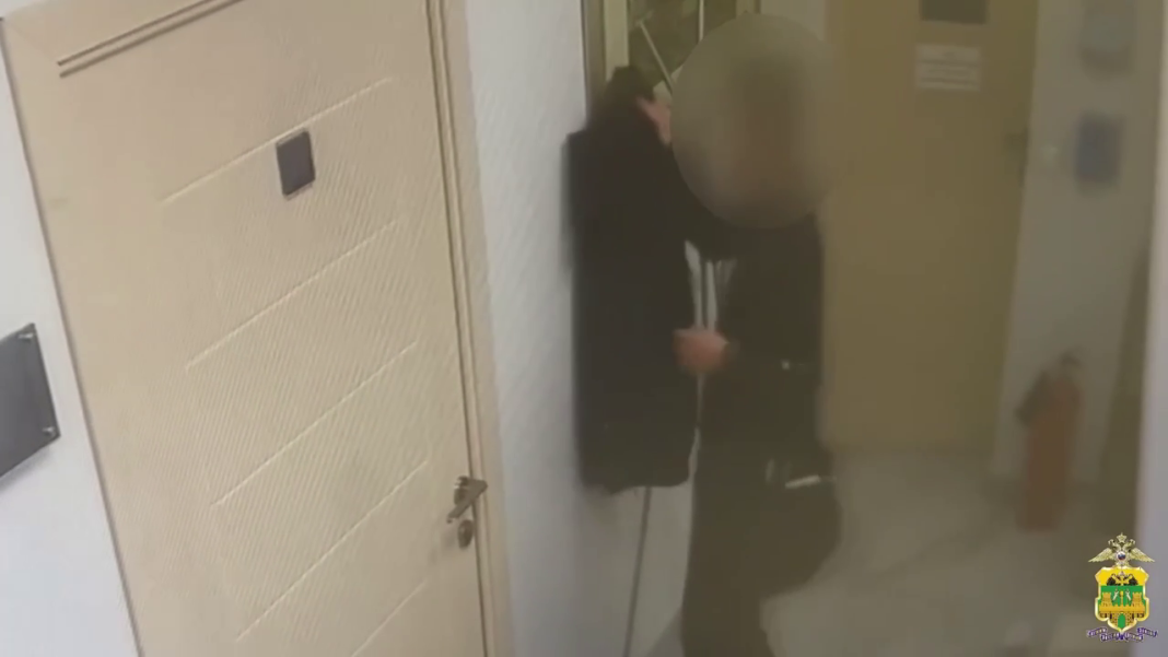 Подарок для любимой за чужой счёт: сочинец украл в поликлинике куртку и зонт