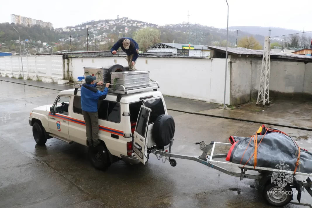 Спасатели Сочи направлены в Дагестан на помощь в борьбе с паводками