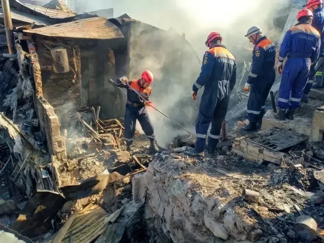 Спасатели Сочи продолжают разбор завалов дома после атаки БПЛА на Туапсе — фото