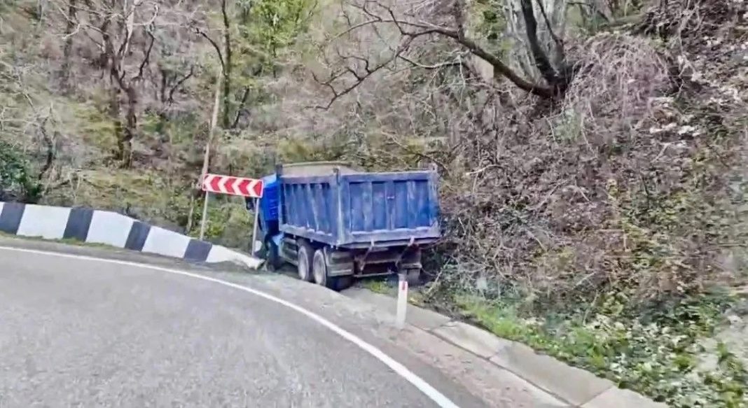 На трассе Джубга — Сочи водитель выпрыгнул из грузовика с отказавшими тормозами и попал под авто