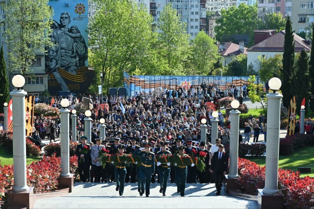 От Вечного огня до Аллеи героев СВО: в Сочи отметили главный праздник страны От Вечного огня до Аллеи героев СВО: в Сочи отметили главный праздник страны