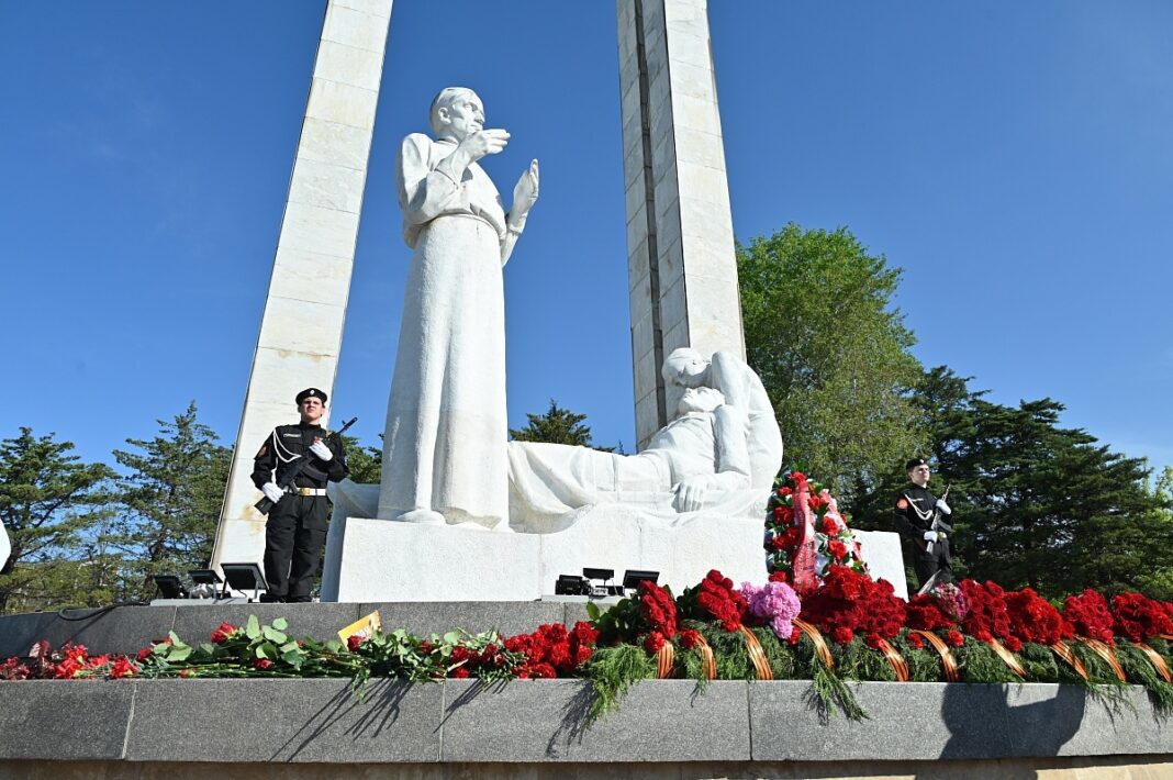 Накануне 9 Мая: глава Сочи возложил цветы к мемориалу «Подвиг во имя жизни» Накануне 9 Мая: глава Сочи возложил цветы к мемориалу «Подвиг во имя жизни»