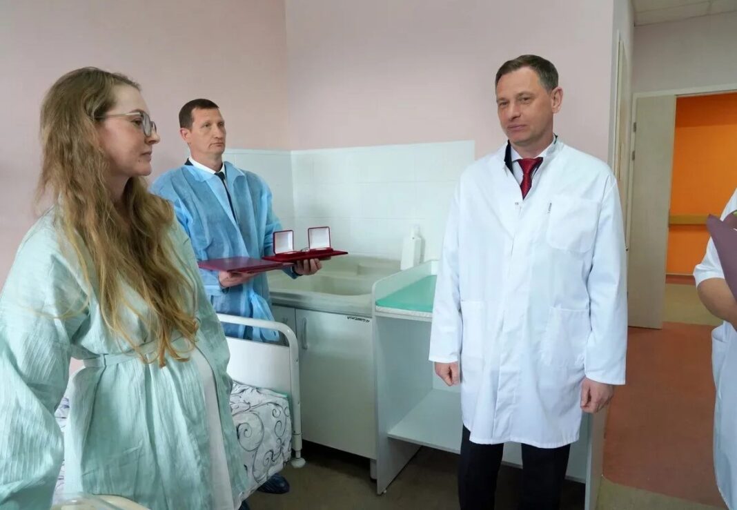 Мэр Сочи вручил памятные знаки мамам шестерых детей в День города Мэр Сочи вручил памятные знаки мамам шестерых детей в День города