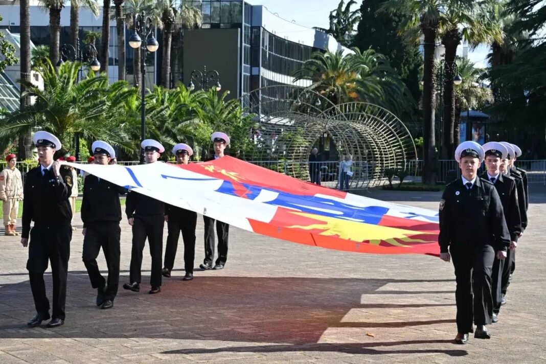 В День города над Сочи подняли флаг курорта В День города над Сочи подняли флаг курорта