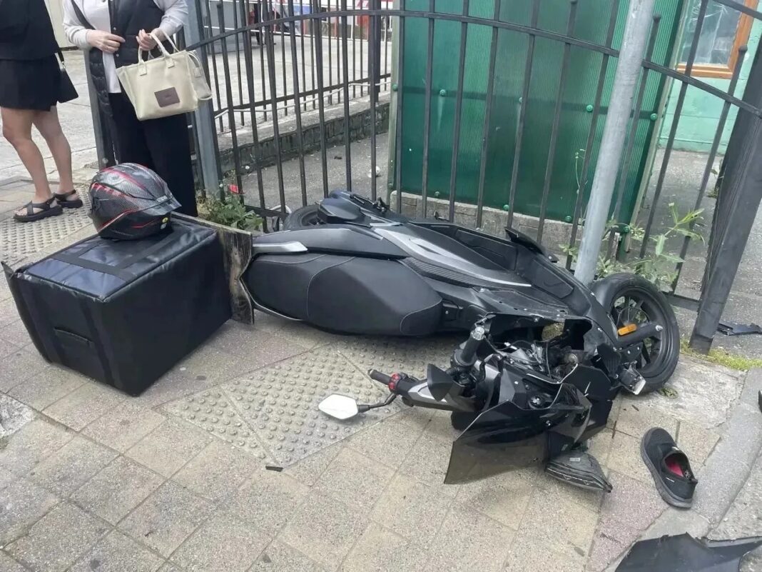 В Сочи подросток на мопеде сбил двух пешеходов В Сочи подросток на мопеде сбил двух пешеходов