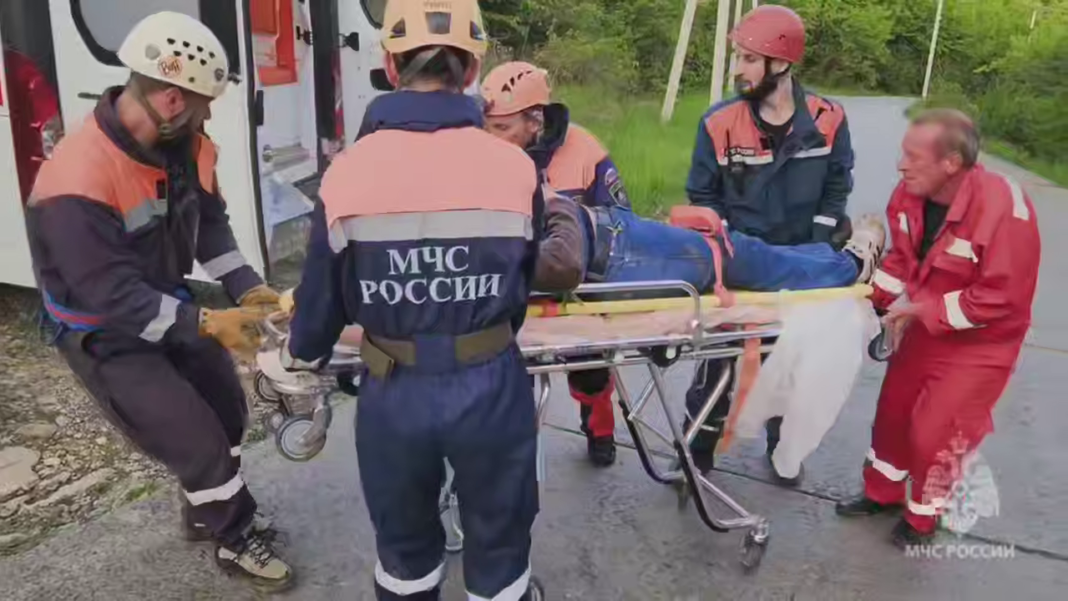 Глубокий овраг и мопед: в Сочи спасатели эвакуировали пострадавшего на носилках Глубокий овраг и мопед: в Сочи спасатели эвакуировали пострадавшего на носилках