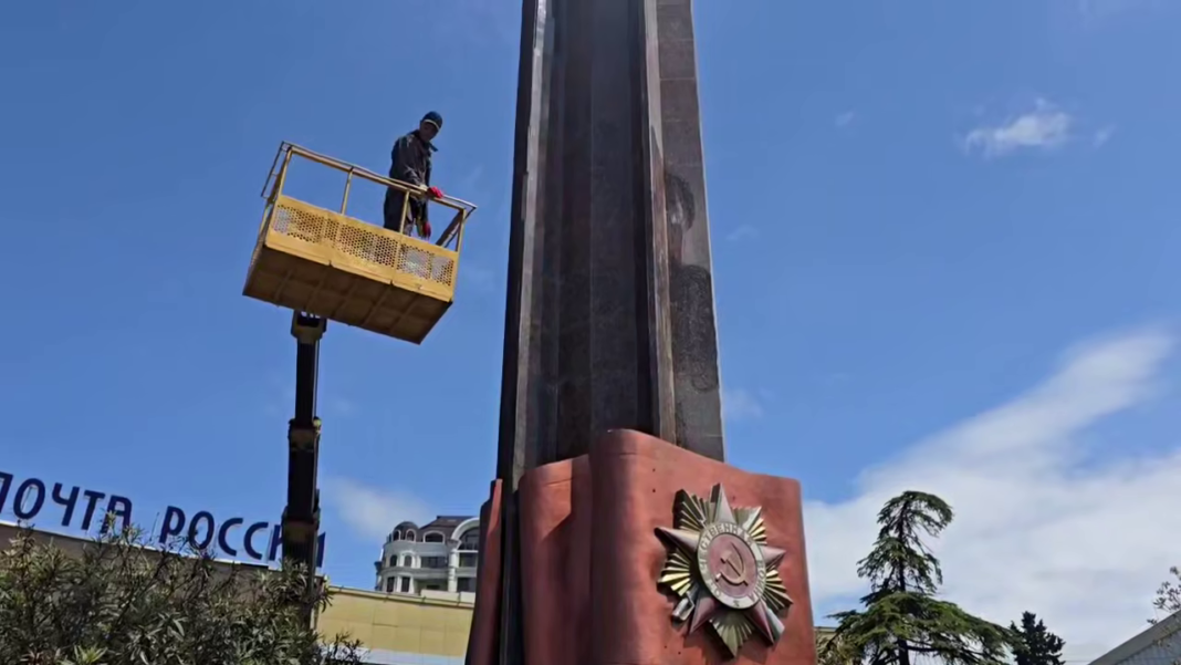 В Сочи привели в порядок стелу в честь награждения города орденом Отечественной войны В Сочи привели в порядок стелу в честь награждения города орденом Отечественной войны