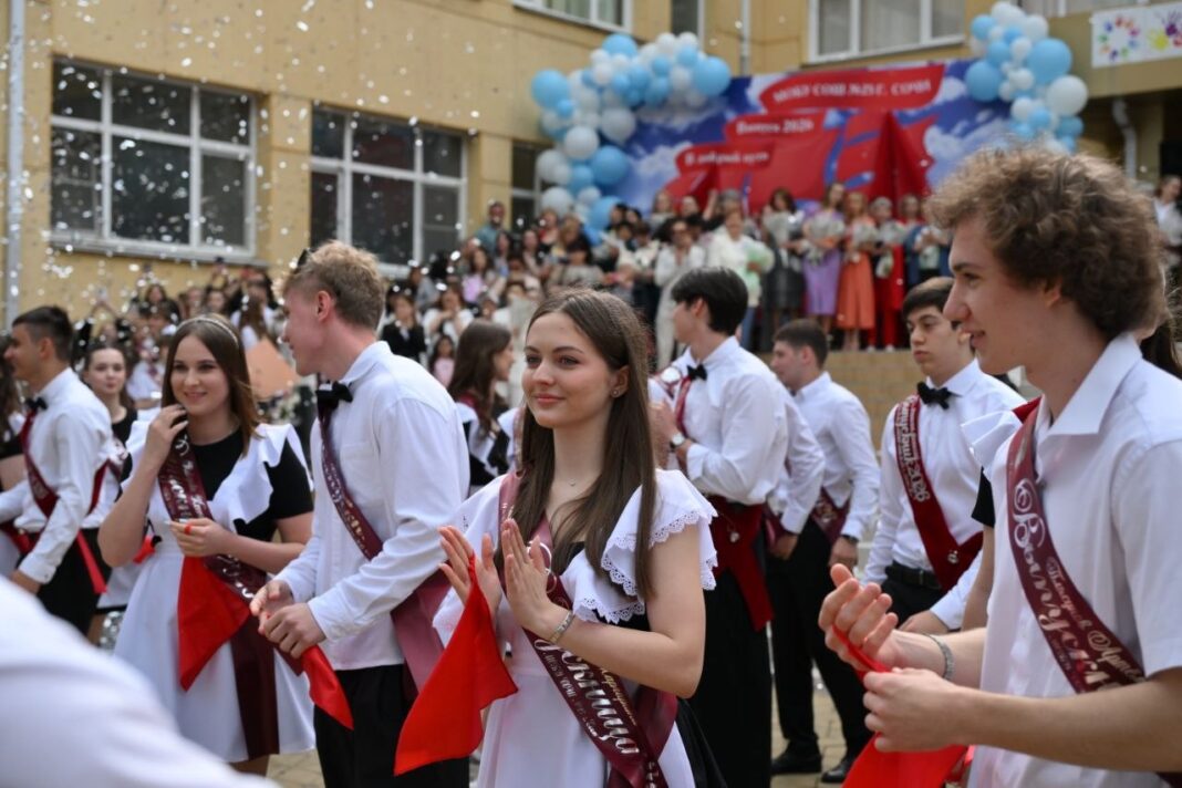 Более 11 тысяч выпускников попрощались со школой в Сочи Более 11 тысяч выпускников попрощались со школой в Сочи