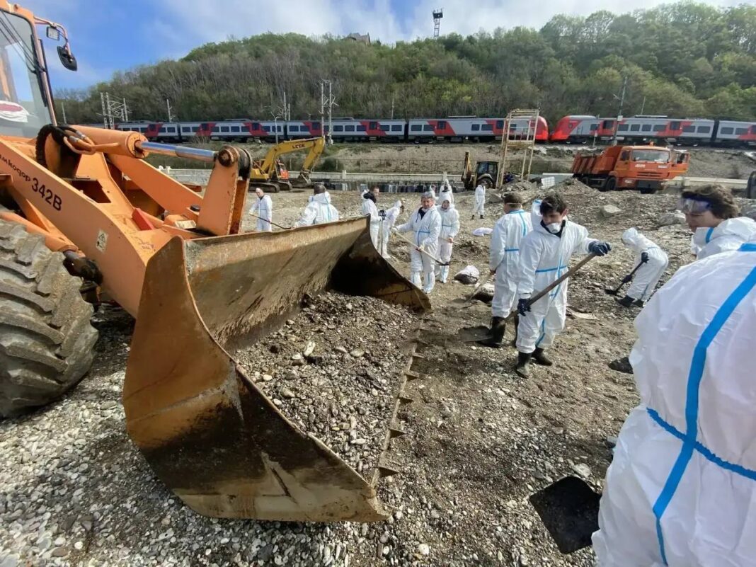 В Туапсе с ликвидации разлива нефтепродуктов вывезли почти 19 тысяч «кубов» зараженного грунта В Туапсе с ликвидации разлива нефтепродуктов вывезли почти 19 тысяч «кубов» зараженного грунта